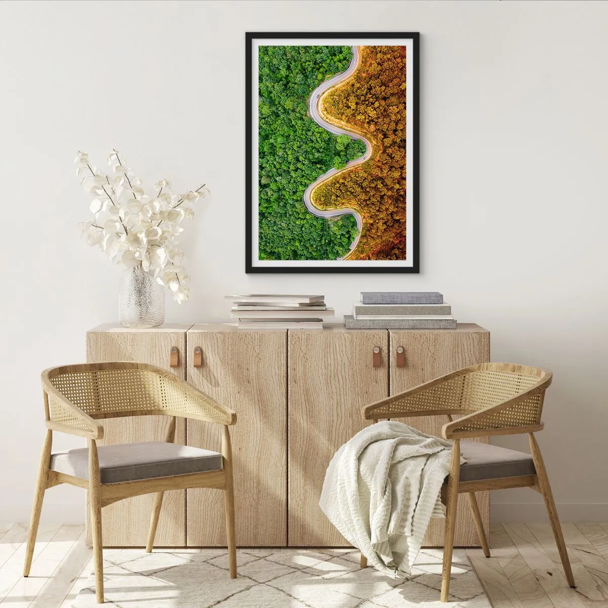 Plagát v čiernom ráme - Cesta sa kľukatí lesom rozdeleným na zelenú a jesennú časť - 50x70cm - Hranice a prelomy - Moderná nástenná dekorácia do obývacej izby a spálne ARTTOR