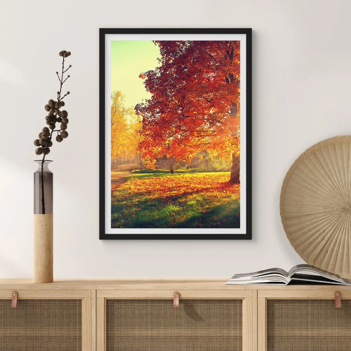 Plagát v čiernom ráme - Jesenný park so stromom so zlatými listami na slnku - 50x70cm - Červené je krásne - Moderná nástenná dekorácia do obývacej izby a spálne ARTTOR