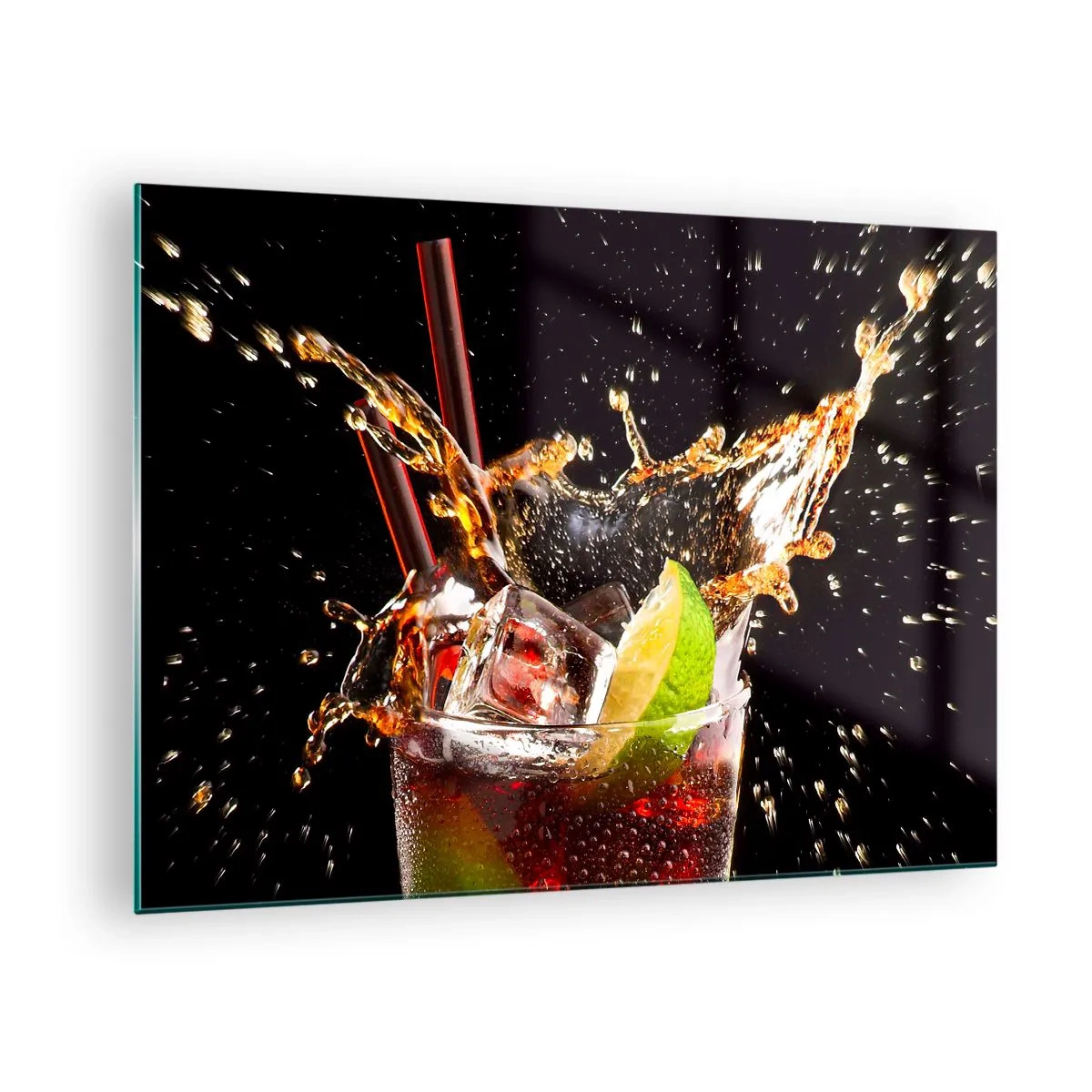 Obraz na skle - Pohár nápoja s limetkou a šplechom na čiernom pozadí - 70x50cm - Radosť a energia farieb - Moderná nástenná dekorácia do obývacej izby a spálne ARTTOR