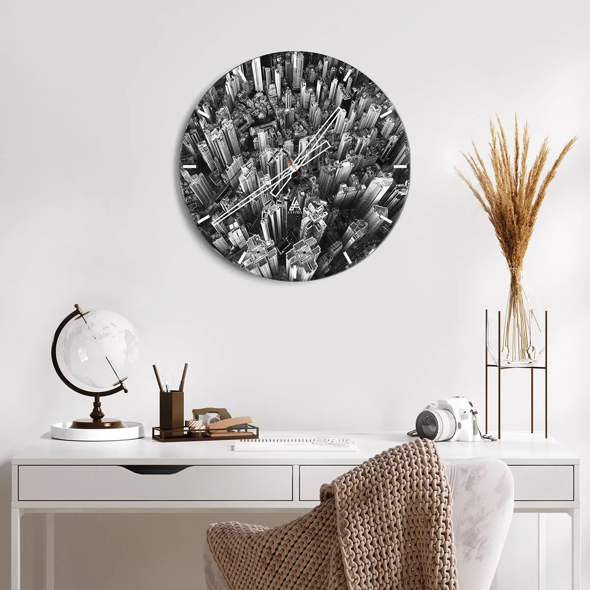 Nástenné hodiny - Pohľad na mesto z vtáčej perspektívy v čiernobielej farbe - 30x30cm - Stále vyššie a vyššie - Moderná nástenná dekorácia do obývacej izby, kuchyne a spálne ARTTOR