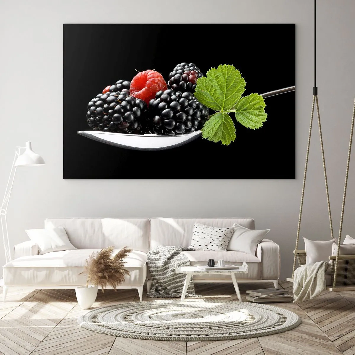 Obraz na skle - Maliny a černice na lyžičke so zeleným listom na čiernom pozadí - 70x50cm - Chuť sviežosti - Moderná nástenná dekorácia do obývacej izby a spálne ARTTOR