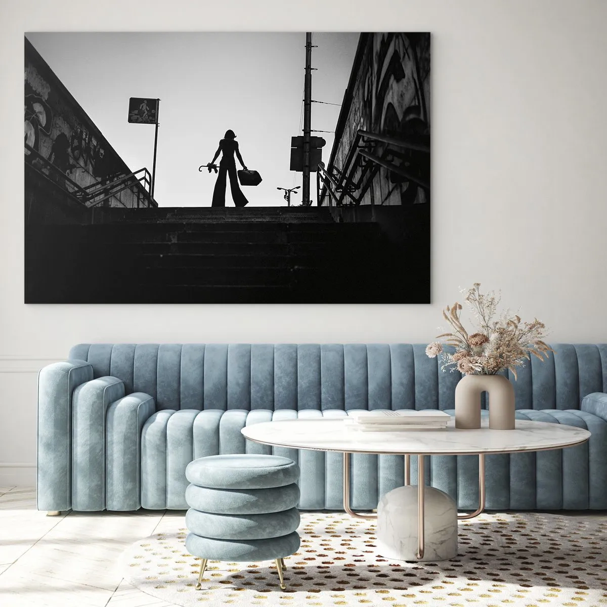 Obraz na skle - Čiernobiela silueta ženy na pozadí mestskej krajiny - 70x50cm - Mestská cesta - Moderná nástenná dekorácia do obývacej izby a spálne ARTTOR