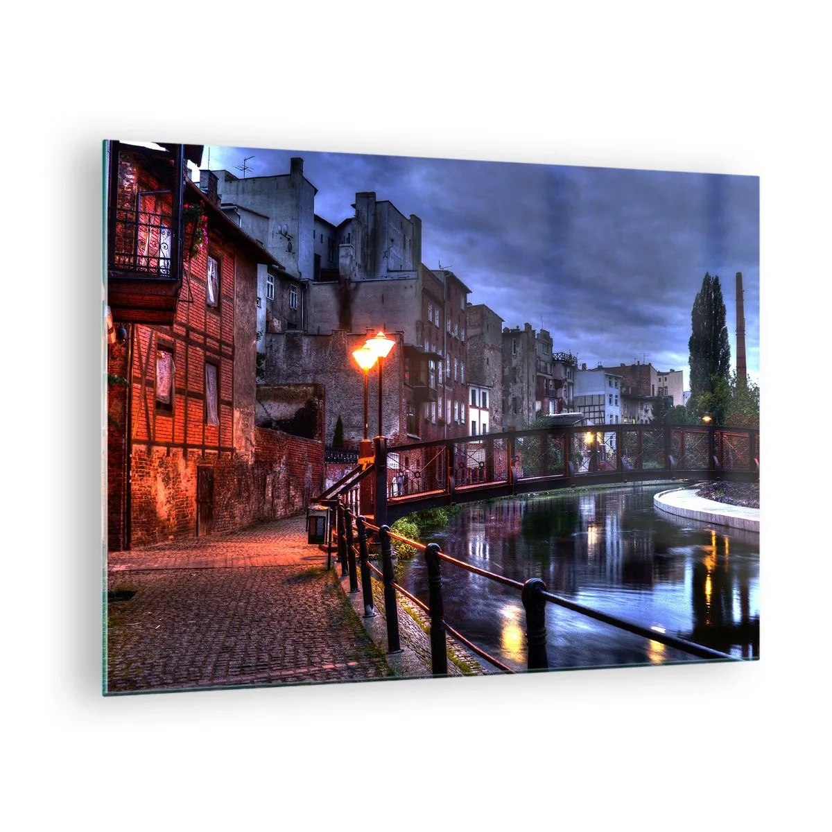 Obraz na skle - Očarujúca ulica pozdĺž kanála s mostom a večerným osvetlením - 70x50cm - Takú Bydgoszcz si nepoznal - Moderná nástenná dekorácia do obývacej izby a spálne ARTTOR