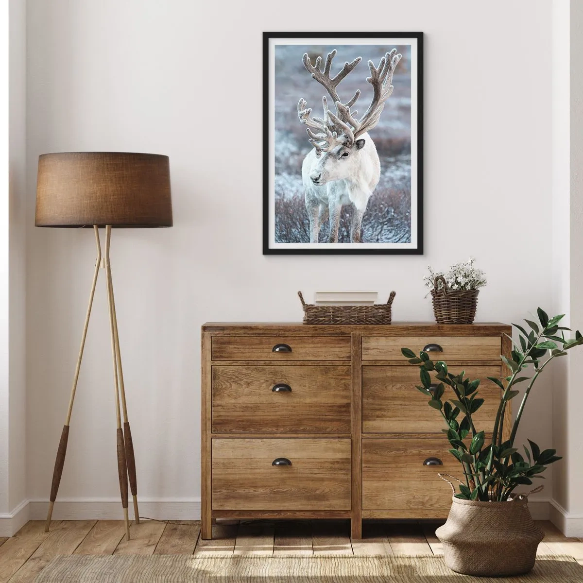 Plagát v čiernom ráme - Biely sob v zimnej krajine - 50x70cm - Slnečný portrét - Moderná nástenná dekorácia do obývacej izby a spálne ARTTOR