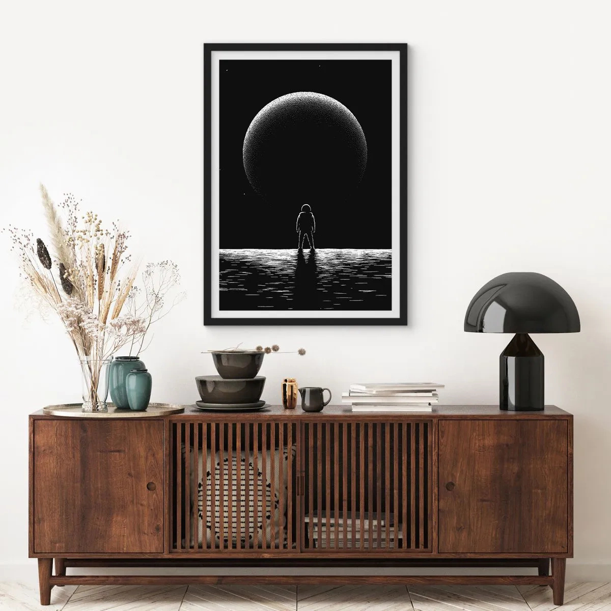 Plagát v čiernom ráme - Astronaut na pozadí obrovskej planéty vo vesmíre - 50x70cm - Tvári v tvár - Moderná nástenná dekorácia do obývacej izby a spálne ARTTOR