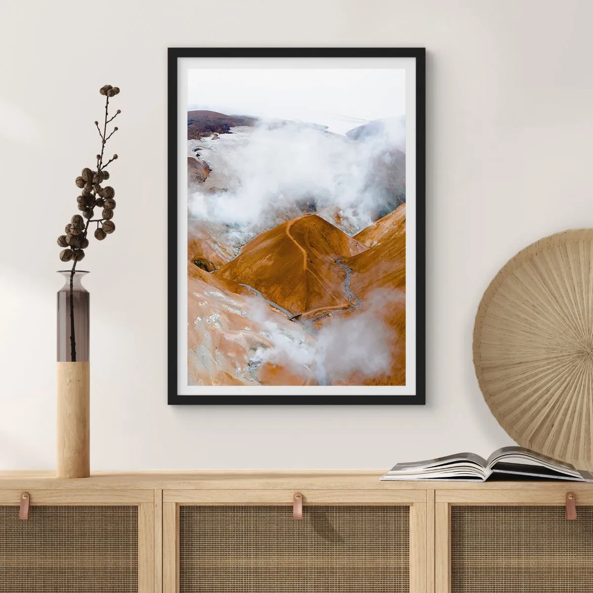 Plagát v čiernom ráme - Hmla vznášajúca sa nad zlatými kopcami v prírodnej krajine - 50x70cm - Drsná krása Islandu - Moderná nástenná dekorácia do obývacej izby a spálne ARTTOR