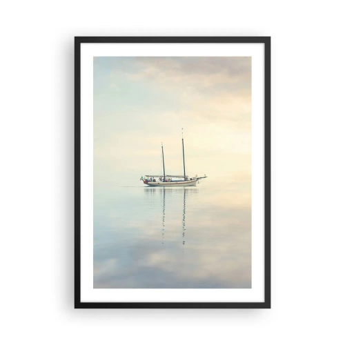 Plagát v čiernom ráme - Loď na pokojnom mori s jemným odrazom - 50x70cm - V mori ticha - Moderná nástenná dekorácia do obývacej izby a spálne ARTTOR