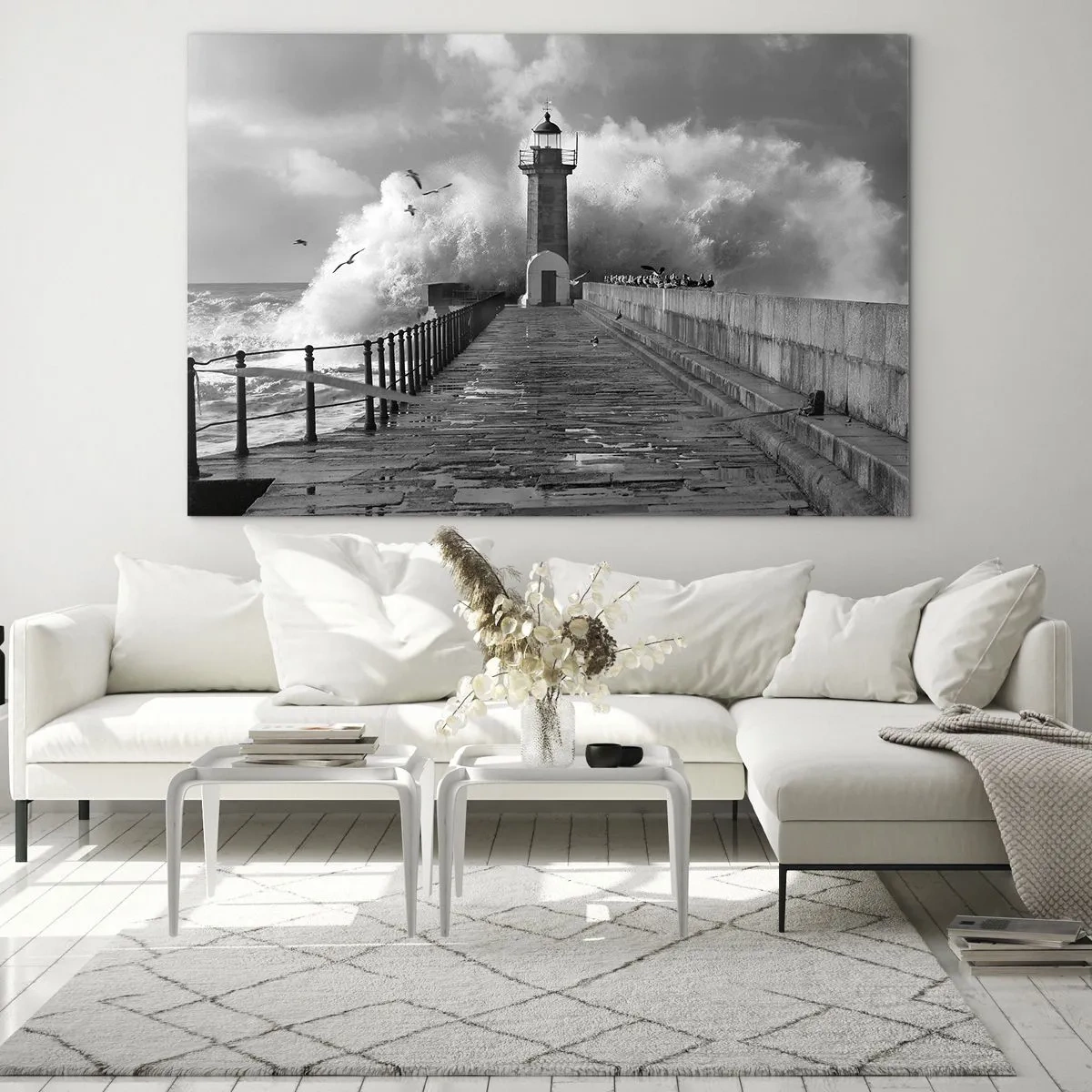 Obraz na skle - Čiernobiela fotografia majáka uprostred burácajúcich vĺn. - 70x50cm - Nebojácna - Moderná nástenná dekorácia do obývacej izby a spálne ARTTOR