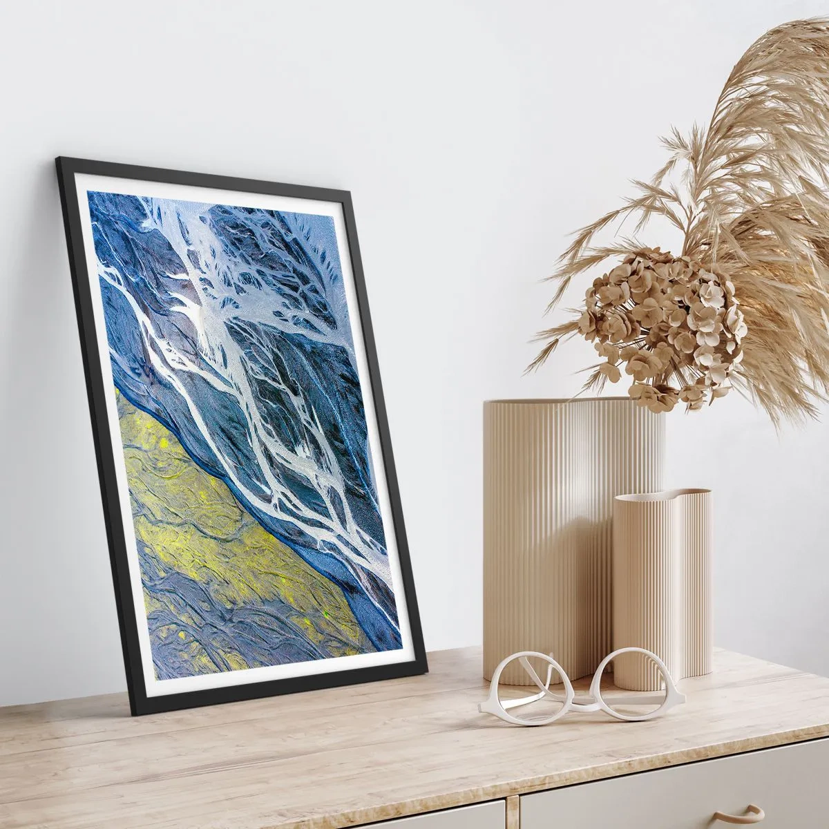 Plagát v čiernom ráme - Abstraktná kompozícia pripomínajúca rieky a skaly. - 50x70cm - Jaskynné maľby prírody - Moderná nástenná dekorácia do obývacej izby a spálne ARTTOR