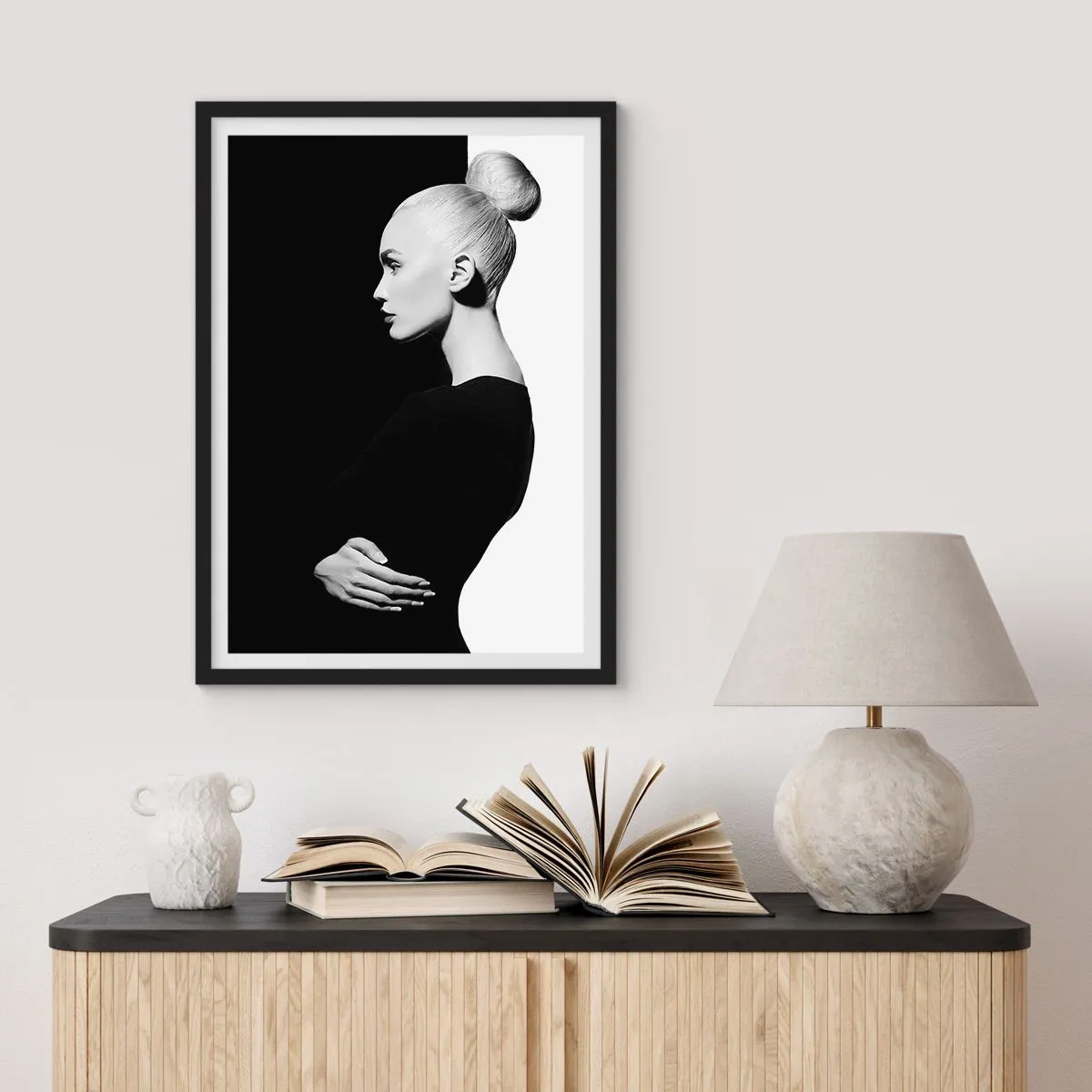 Plagát v čiernom ráme - Minimalistický portrét ženy v čiernobielej kompozícii - 50x70cm - Proste žena - Moderná nástenná dekorácia do obývacej izby a spálne ARTTOR