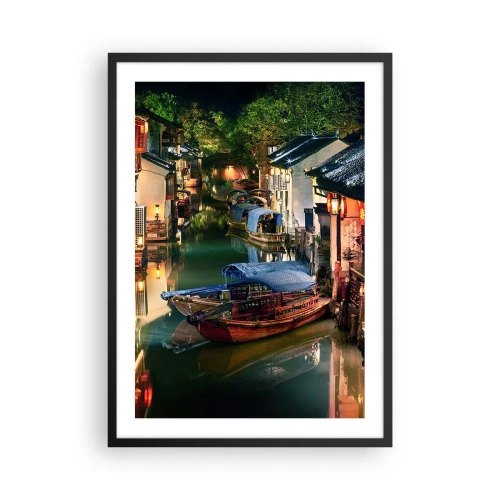Plagát v čiernom ráme - Vodný kanál s loďkami obklopený tradičnými budovami v noci - 50x70cm - Večer na čínskej ulici - Moderná nástenná dekorácia do obývacej izby a spálne ARTTOR