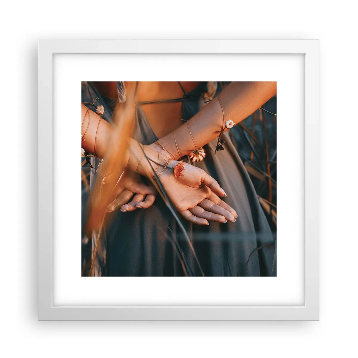 Plagát v bielom ráme - Prepojená s prírodou - 30x30 cm
