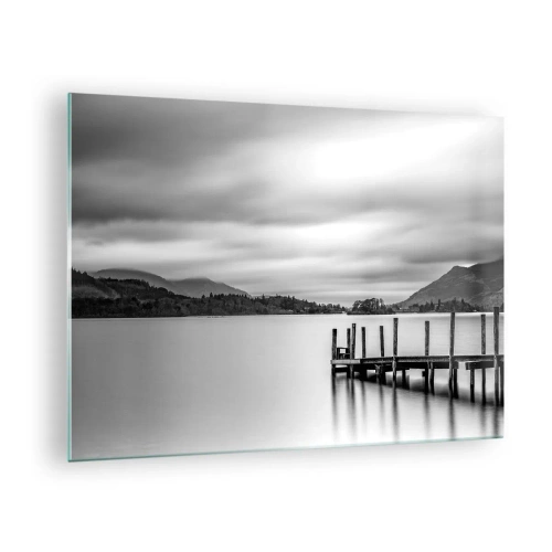 Obraz na skle - Čiernobiela krajina s jazerom a dreveným mólom - 70x50cm - Jemnosť a sila - Moderná nástenná dekorácia do obývacej izby a spálne ARTTOR