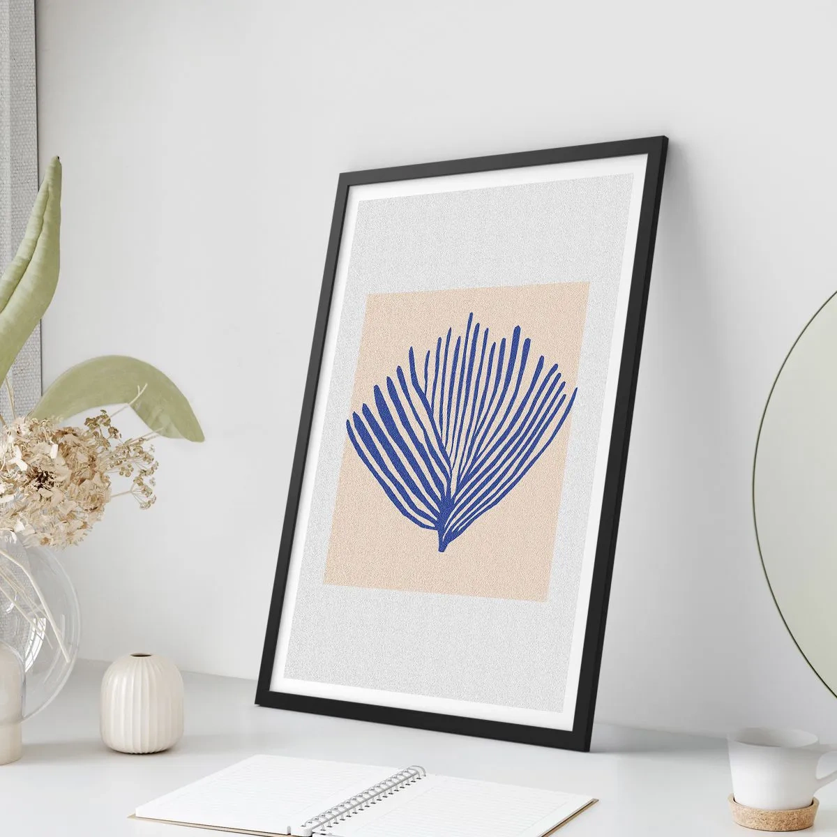 Plagát v čiernom ráme - Štylizovaná grafika vejárovitej morskej rastliny - 50x70cm - Modrý vejár - Moderná nástenná dekorácia do obývacej izby a spálne ARTTOR