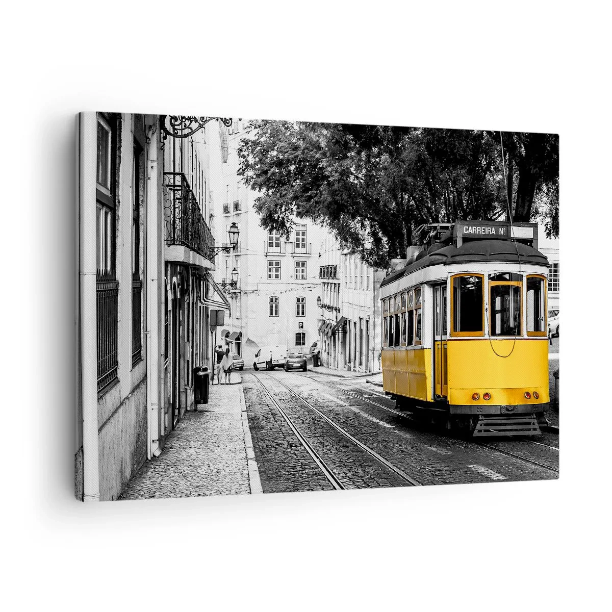 Obraz na plátne - Žltá električka na pozadí čiernobielej ulice - 70x50cm - Fado v pozadí - Moderná nástenná dekorácia do obývacej izby a spálne ARTTOR