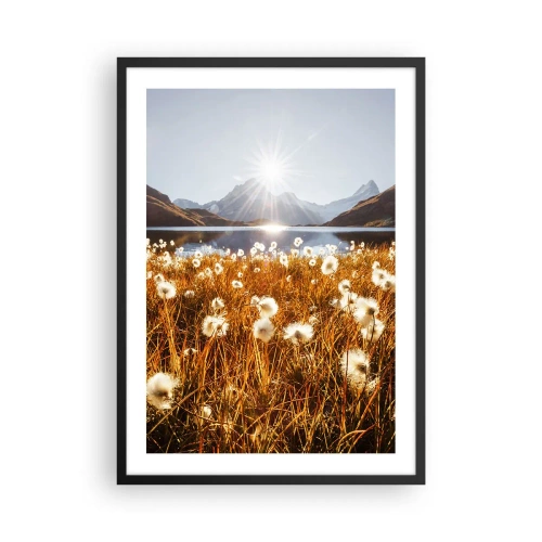 Plagát v čiernom ráme - Lúka s bielymi kvetmi na pozadí jazera a hôr pri západe slnka - 50x70cm - Tvrdosť skál, mäkkosť tráv - Moderná nástenná dekorácia do obývacej izby a spálne ARTTOR