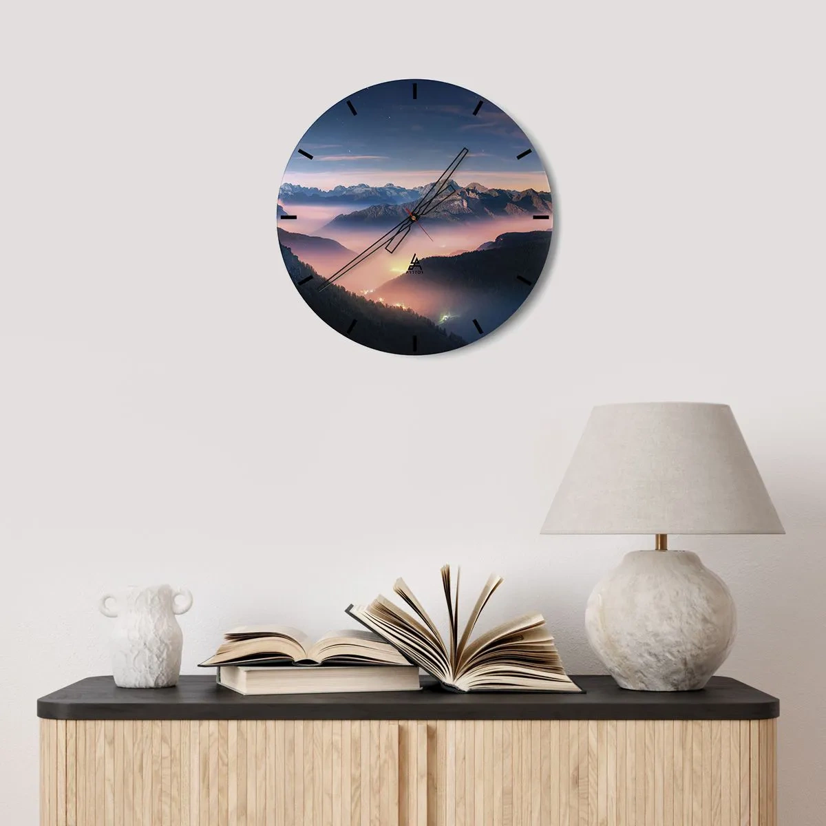 Nástenné hodiny - Západ slnka nad horami s údolím zahaleným v hmle a svetlách - 30x30cm - Svetlo v údoliach - Moderná nástenná dekorácia do obývacej izby, kuchyne a spálne ARTTOR