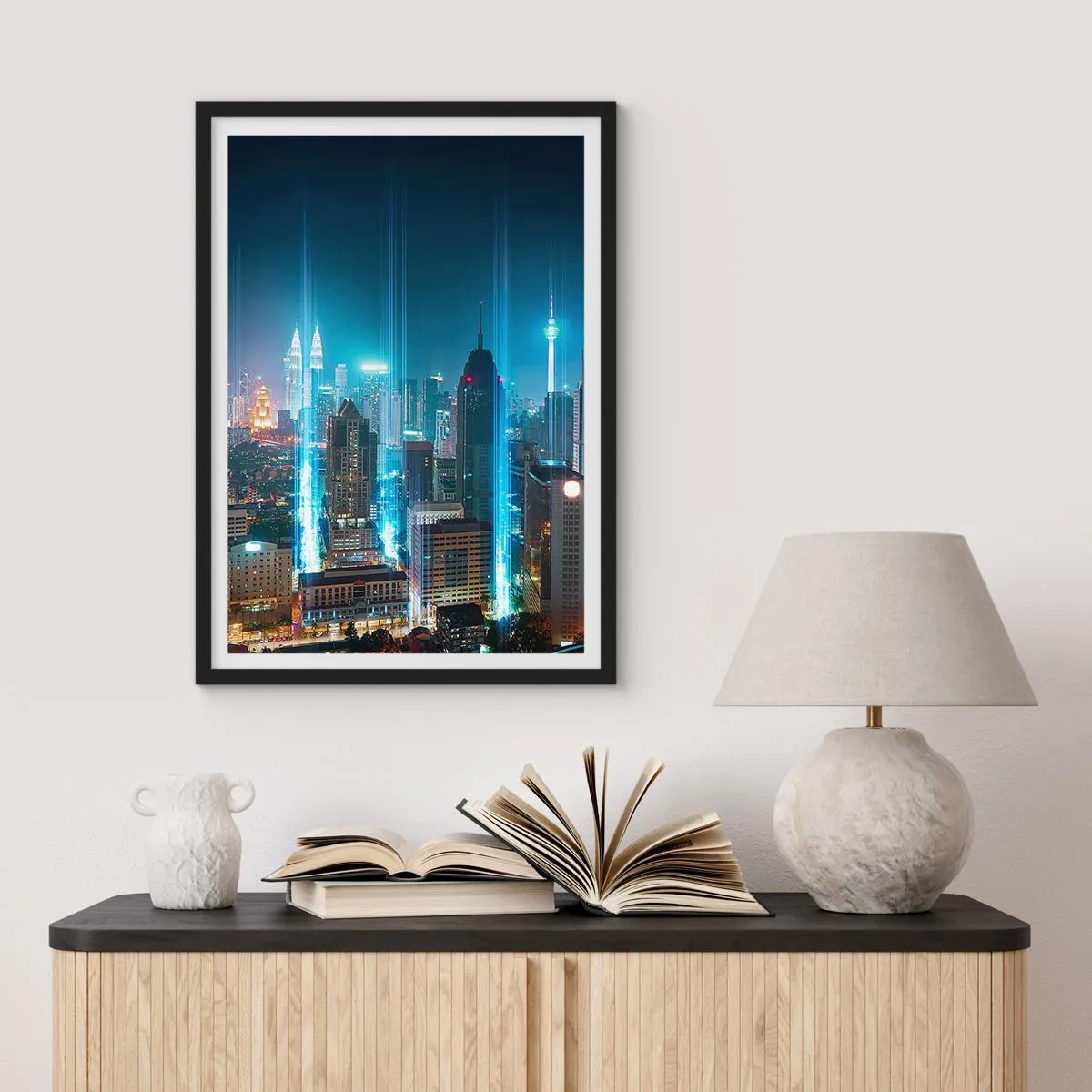 Plagát v čiernom ráme - Nočná krajina centra mesta s mrakodrapmi - 50x70cm - Berlínskym spôsobom do neba - Moderná nástenná dekorácia do obývacej izby a spálne ARTTOR