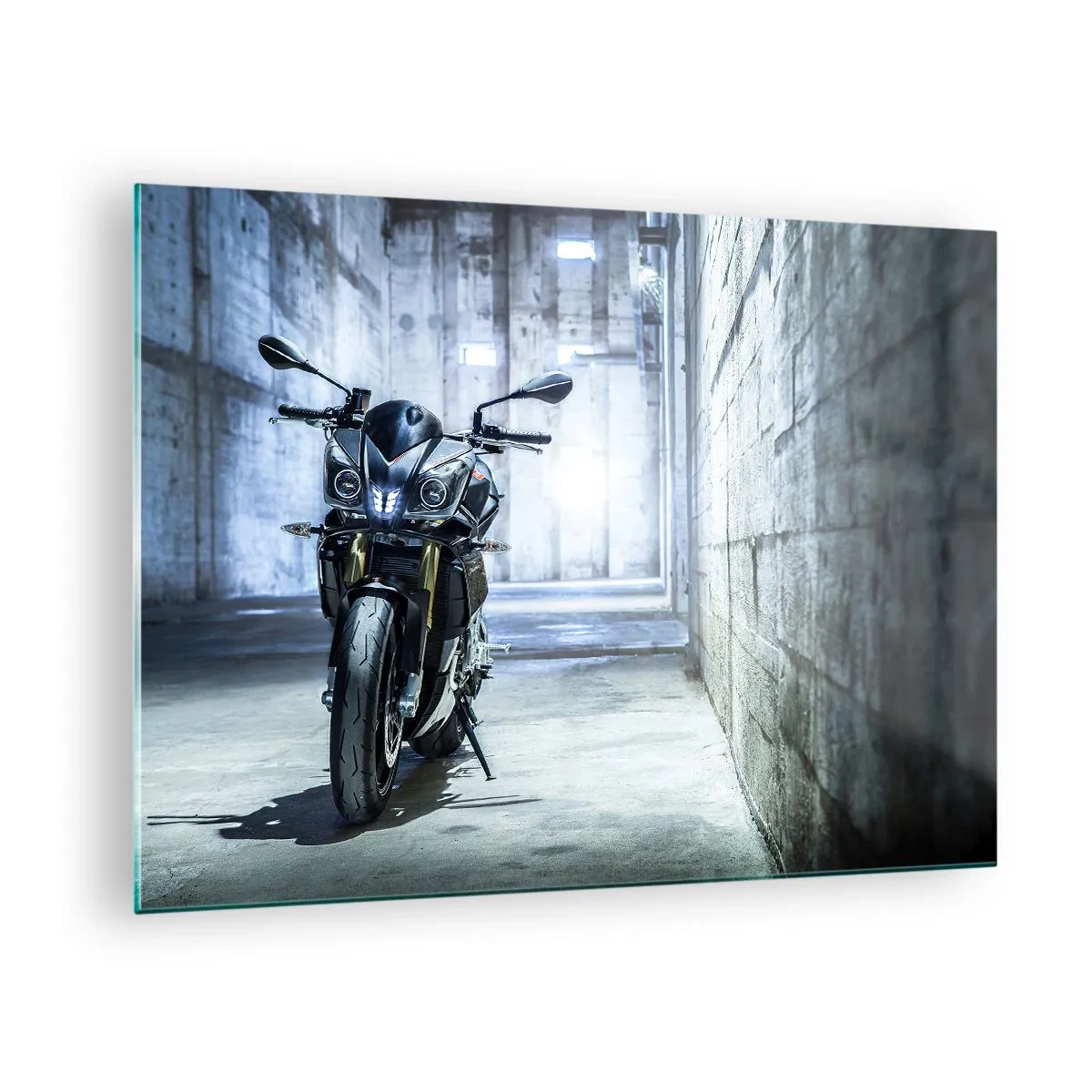 Obraz na skle - Motocykel v industriálnom interiéri s betónovými stenami - 70x50cm - Skôr ako zareve motor - Moderná nástenná dekorácia do obývacej izby a spálne ARTTOR