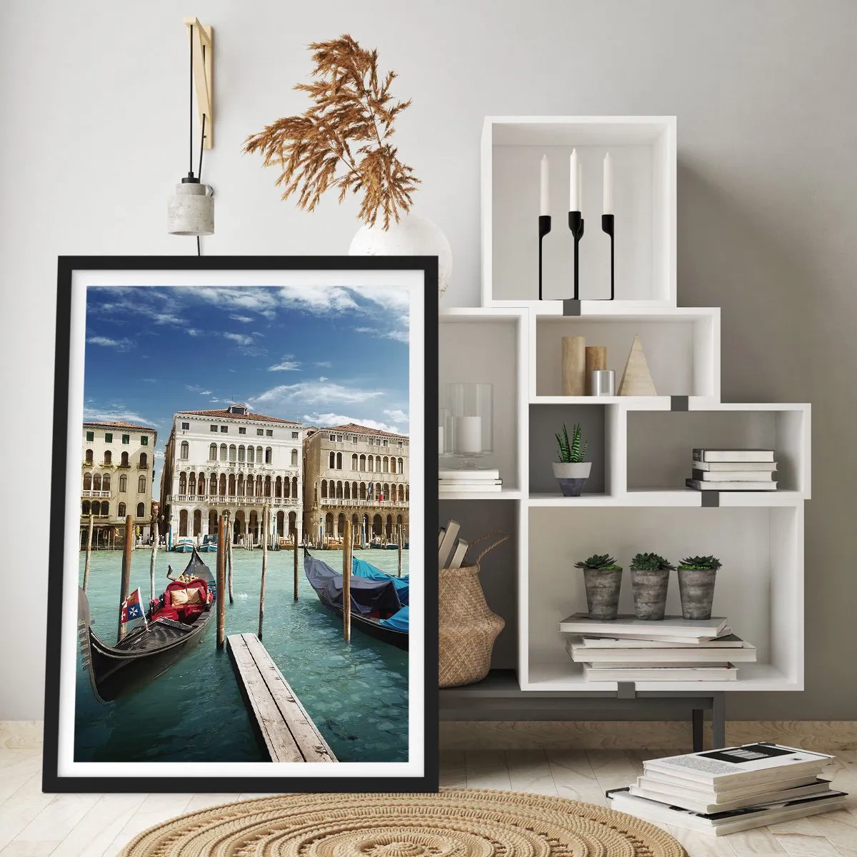 Plagát v čiernom ráme - Gondoly na vode s historickými budovami v pozadí v Benátkach - 50x70cm - Paláce v modrej - Moderná nástenná dekorácia do obývacej izby a spálne ARTTOR