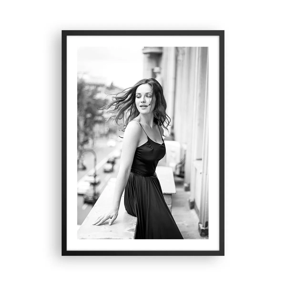 Plagát v čiernom ráme - Čiernobiela fotografia ženy na balkóne - 50x70cm - Určite Parížanka - Moderná nástenná dekorácia do obývacej izby a spálne ARTTOR