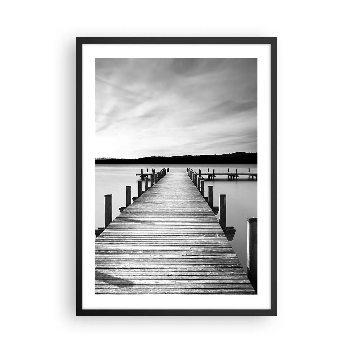 Plagát v čiernom ráme - Drevené mólo nad pokojným jazerom v čiernobielej farbe - 50x70cm - Pri napájadle – pokoji - Moderná nástenná dekorácia do obývacej izby a spálne ARTTOR