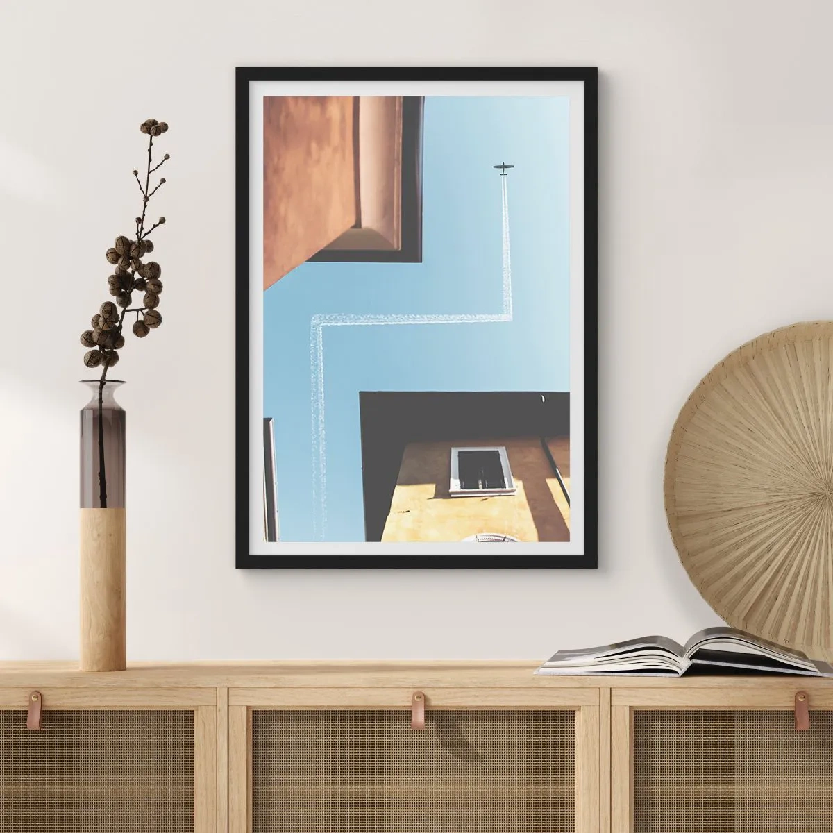 Plagát v čiernom ráme - Perspektíva budov s lietadlom a nezvyčajnou cestou na oblohe - 50x70cm - Nad mestským labyrintom - Moderná nástenná dekorácia do obývacej izby a spálne ARTTOR