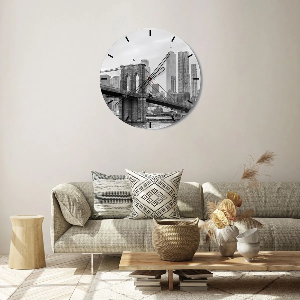 Nástenné hodiny - Brooklynský most proti panoráme mesta v čiernobielej farbe - 30x30cm - Newyorské zázraky - Moderná nástenná dekorácia do obývacej izby, kuchyne a spálne ARTTOR