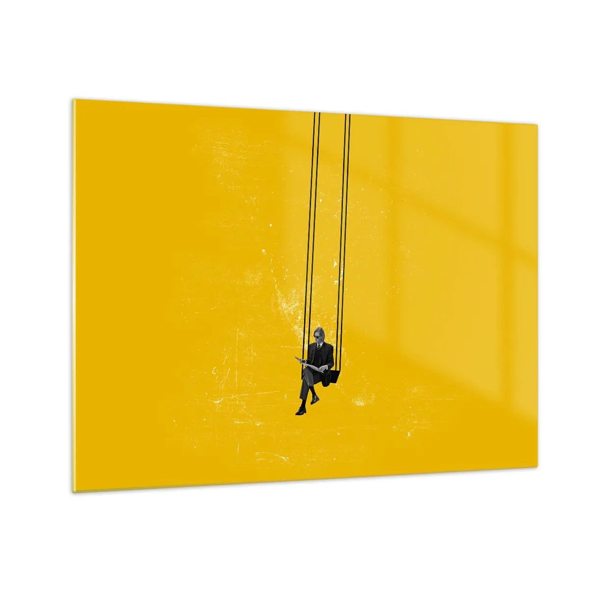 Obraz na skle - Postava na hojdačke visí na žltom pozadí - 70x50cm - Deň ako každý iný - Moderná nástenná dekorácia do obývacej izby a spálne ARTTOR