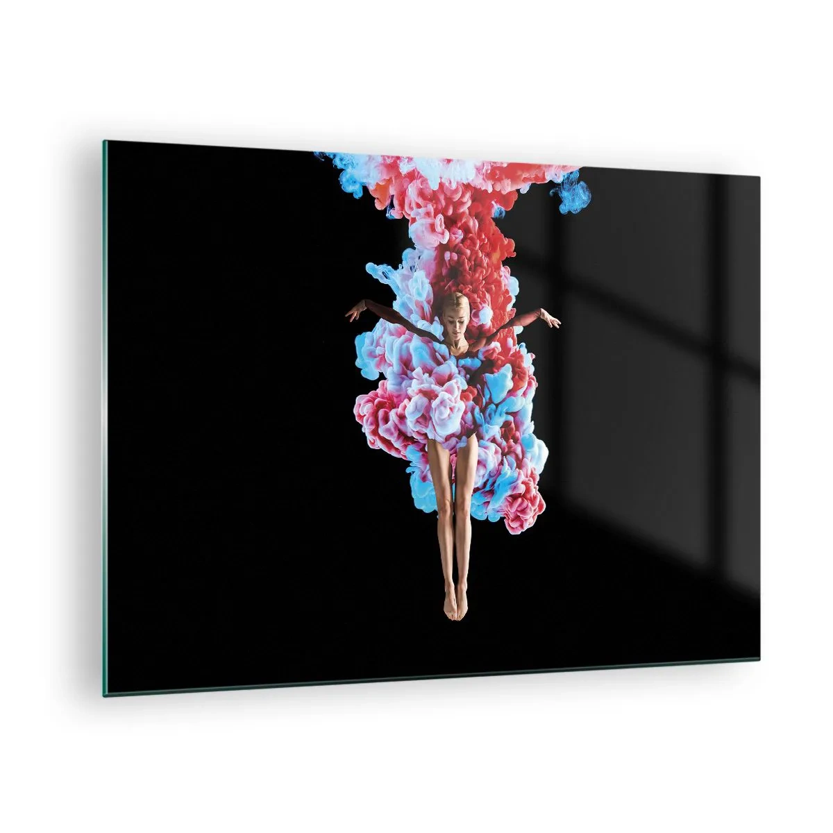 Obraz na skle - Tanečník obklopený farebným dymom na čiernom pozadí - 70x50cm - V plnom kvete - Moderná nástenná dekorácia do obývacej izby a spálne ARTTOR