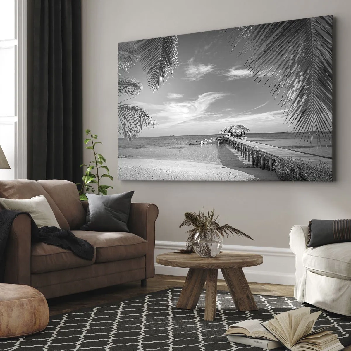 Obraz na plátne - Čiernobiela pláž s mólom a palmami na tropickom pobreží - 70x50cm - Spomienka alebo sen? - Moderná nástenná dekorácia do obývacej izby a spálne ARTTOR