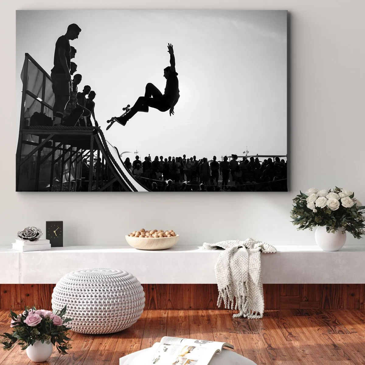 Obraz na plátne - Čiernobiela scéna skateboardingu na rampe - 70x50cm - Hrdinovia a diváci - Moderná nástenná dekorácia do obývacej izby a spálne ARTTOR