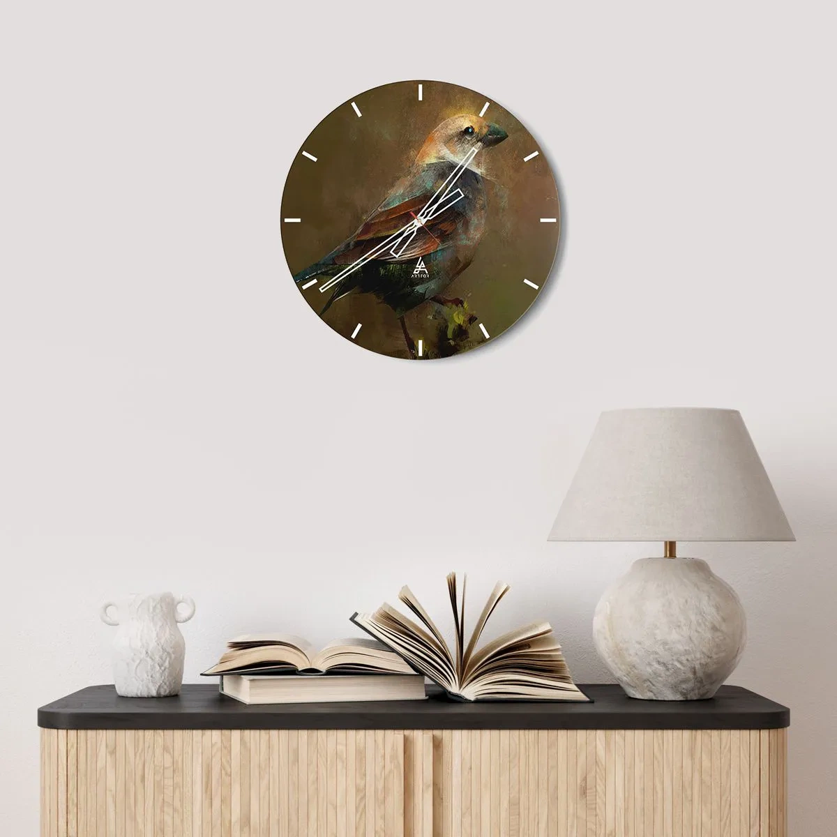 Nástenné hodiny - Farebný vták na pozadí v odtieňoch hnedej - 30x30cm - Vrabček, maličký vtáčik - Moderná nástenná dekorácia do obývacej izby, kuchyne a spálne ARTTOR