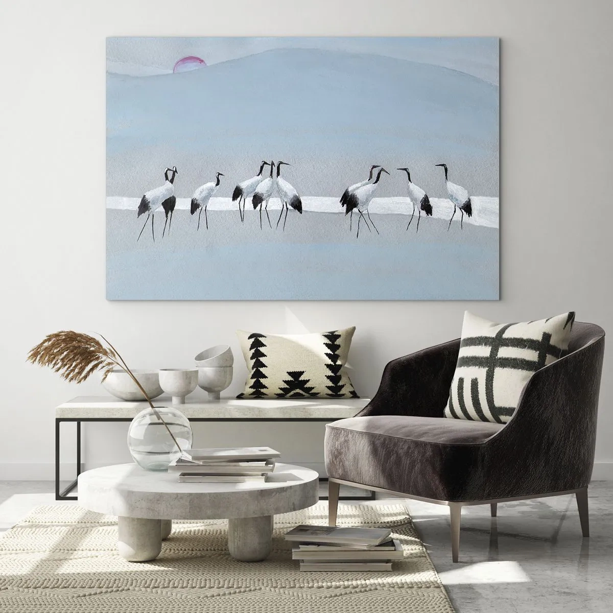 Obraz na skle - Skupina žeriavov na pozadí modrých hôr a západu slnka - 70x50cm - Po horúcom dni - Moderná nástenná dekorácia do obývacej izby a spálne ARTTOR
