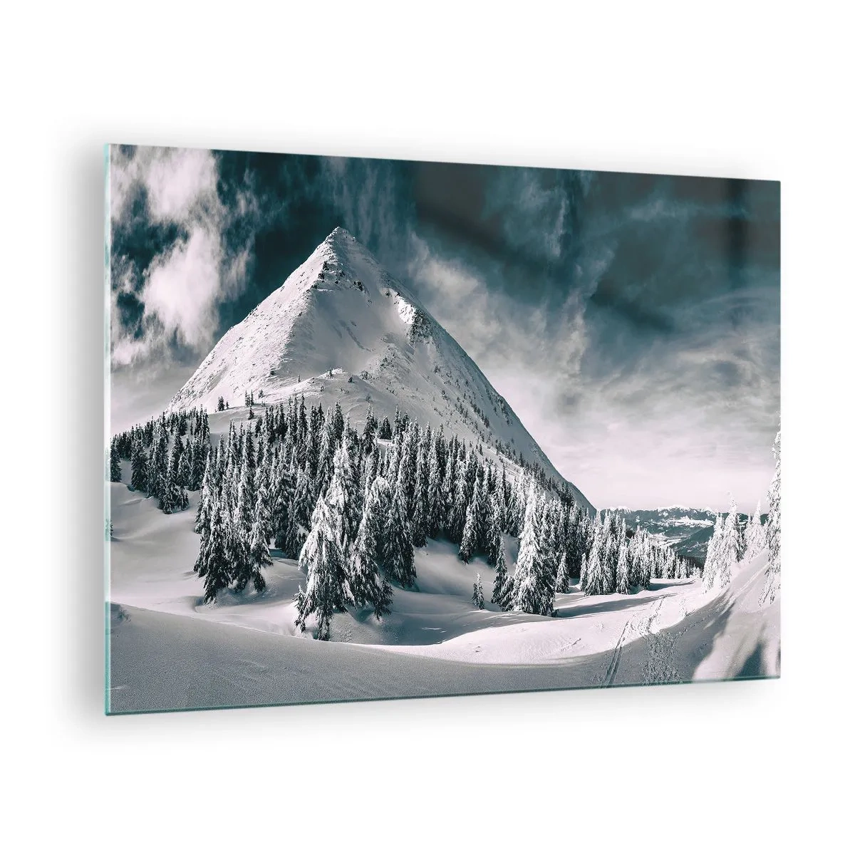 Obraz na skle - Zimná horská krajina so zasneženými vrcholmi a lesom - 70x50cm - Krajina snehu a ľadu - Moderná nástenná dekorácia do obývacej izby a spálne ARTTOR