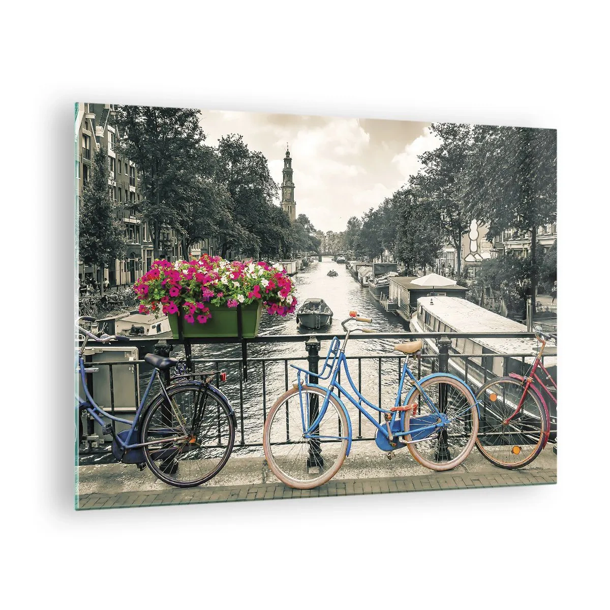 Obraz na skle - Farebné bicykle na moste cez kanál - 70x50cm - Farby amsterdamskej ulice - Moderná nástenná dekorácia do obývacej izby a spálne ARTTOR
