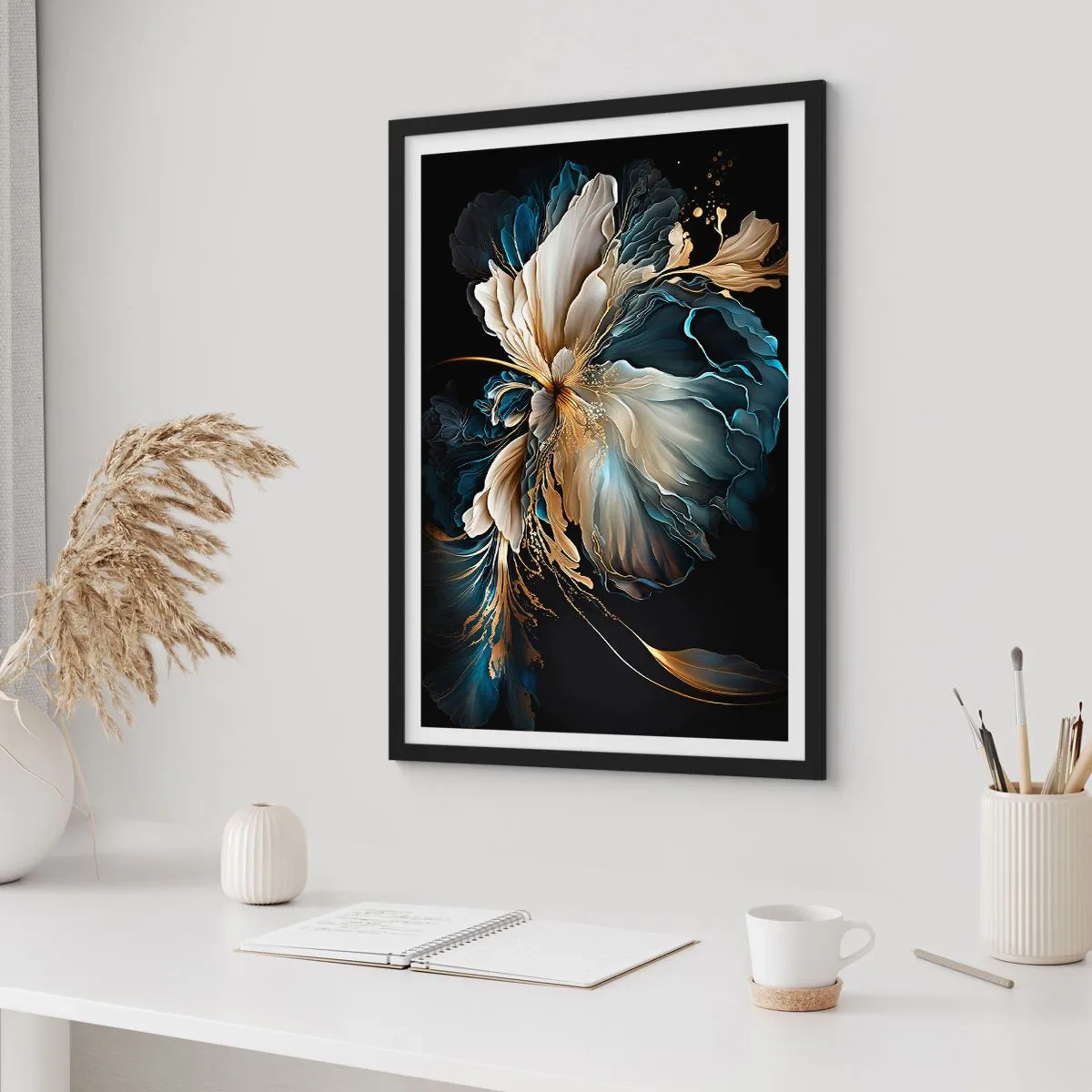 Plagát v čiernom ráme - Elegantný abstraktný kvetinový aranžmán v zlatej a tmavomodrej farbe. - 50x70cm - Rozprávkový kvet papradia - Moderná nástenná dekorácia do obývacej izby a spálne ARTTOR