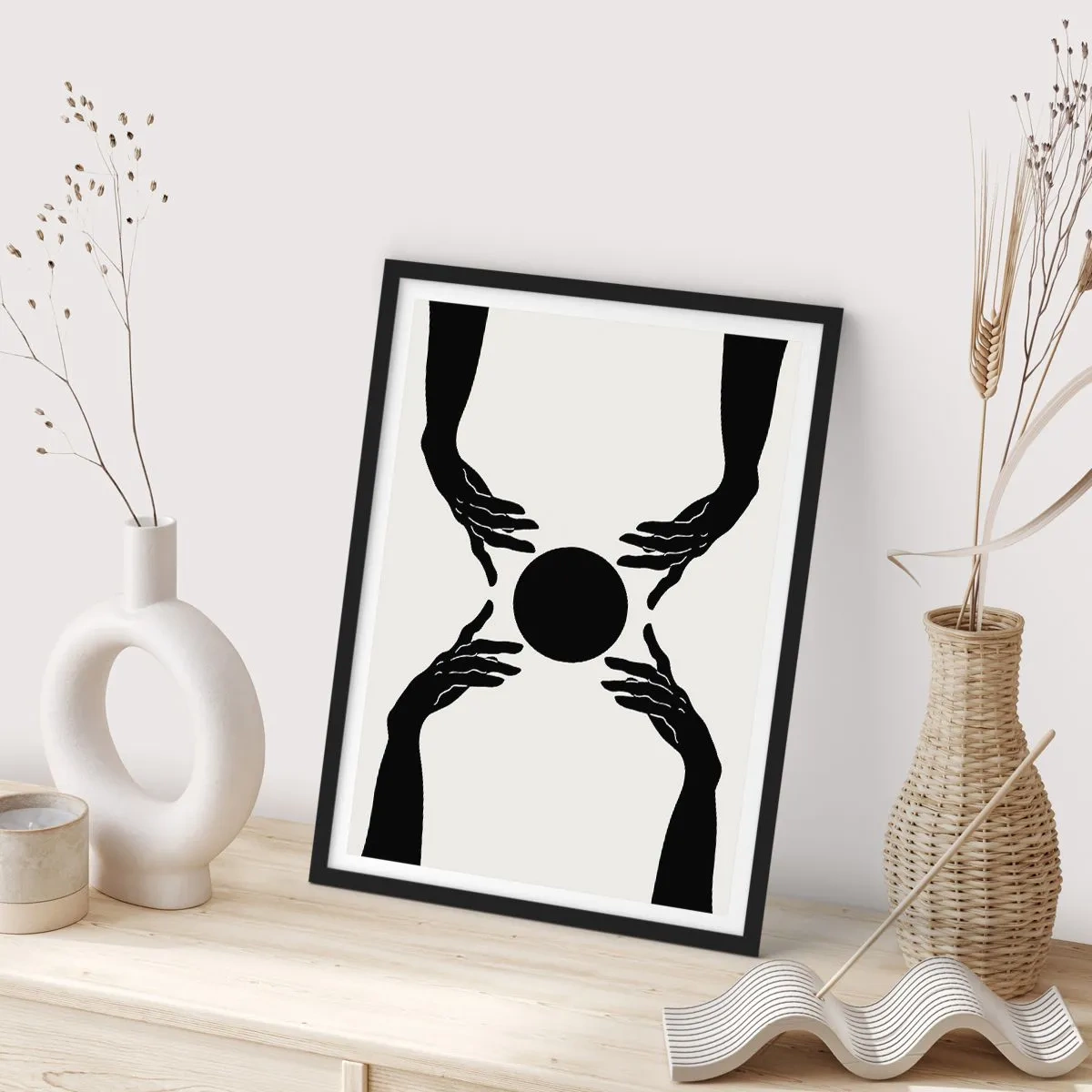 Plagát v čiernom ráme - Čiernobiela grafika ruky s loptou - 50x70cm - Tajné znamenie - Moderná nástenná dekorácia do obývacej izby a spálne ARTTOR