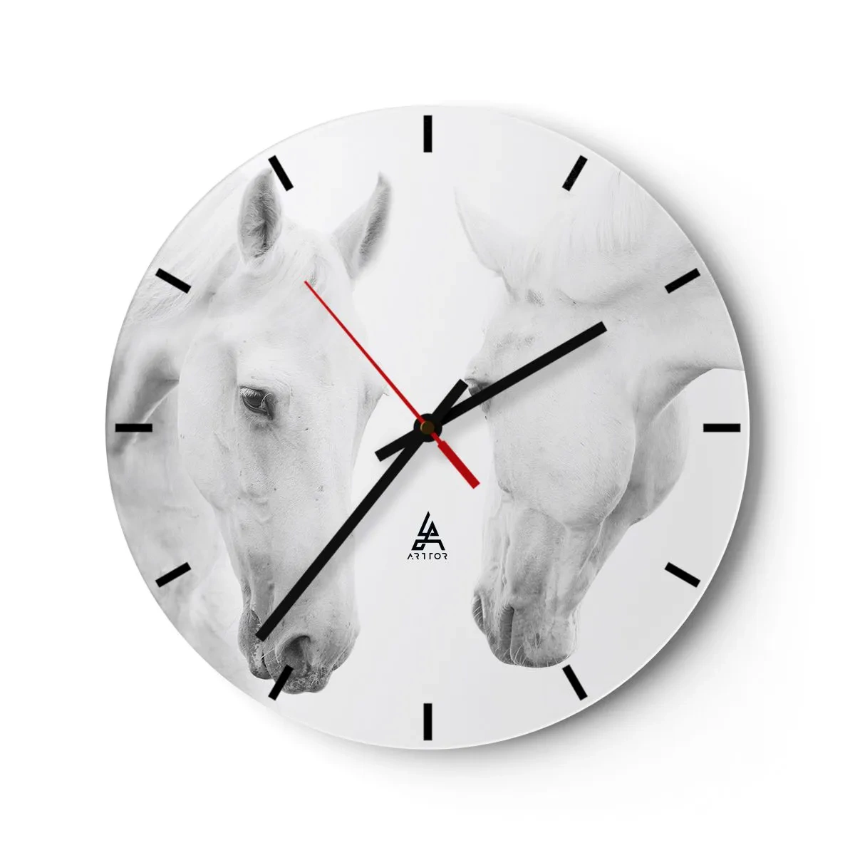 Nástenné hodiny - Dva biele kone stojace oproti sebe na bielom pozadí - 30x30cm - Je to priateľstvo…? - Moderná nástenná dekorácia do obývacej izby, kuchyne a spálne ARTTOR
