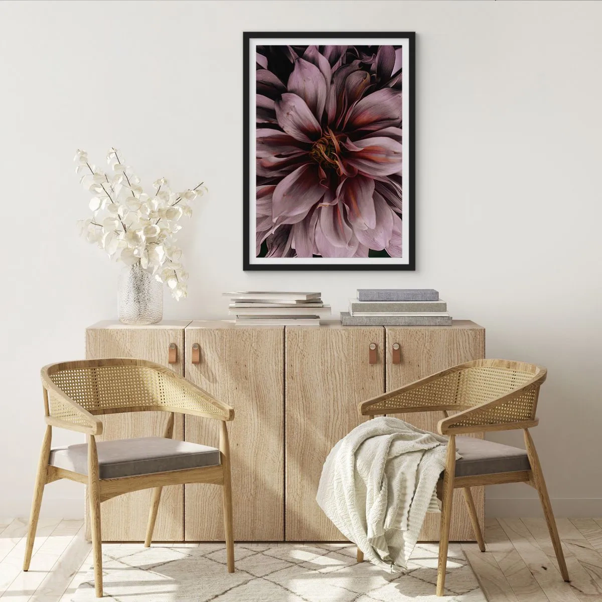 Plagát v čiernom ráme - Detailný záber na tmavoružový kvet - 50x70cm - Kvetinové srdce - Moderná nástenná dekorácia do obývacej izby a spálne ARTTOR