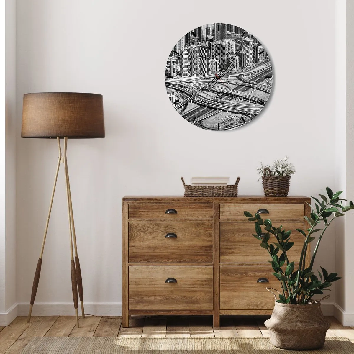 Nástenné hodiny - Čiernobiela fotografia mesta s hustou sieťou diaľnic. - 30x30cm - Dubaj – neskutočné mesto - Moderná nástenná dekorácia do obývacej izby, kuchyne a spálne ARTTOR