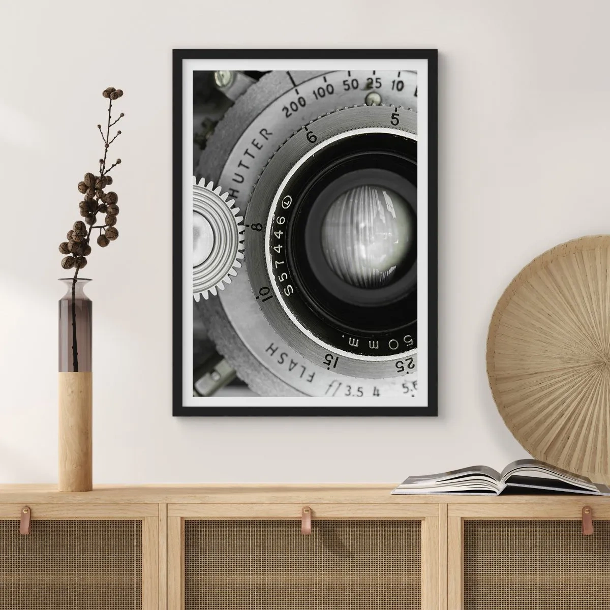 Plagát v čiernom ráme - Detailný záber objektívu fotoaparátu s kovovými detailmi - 50x70cm - Príbeh o Hollywoode - Moderná nástenná dekorácia do obývacej izby a spálne ARTTOR