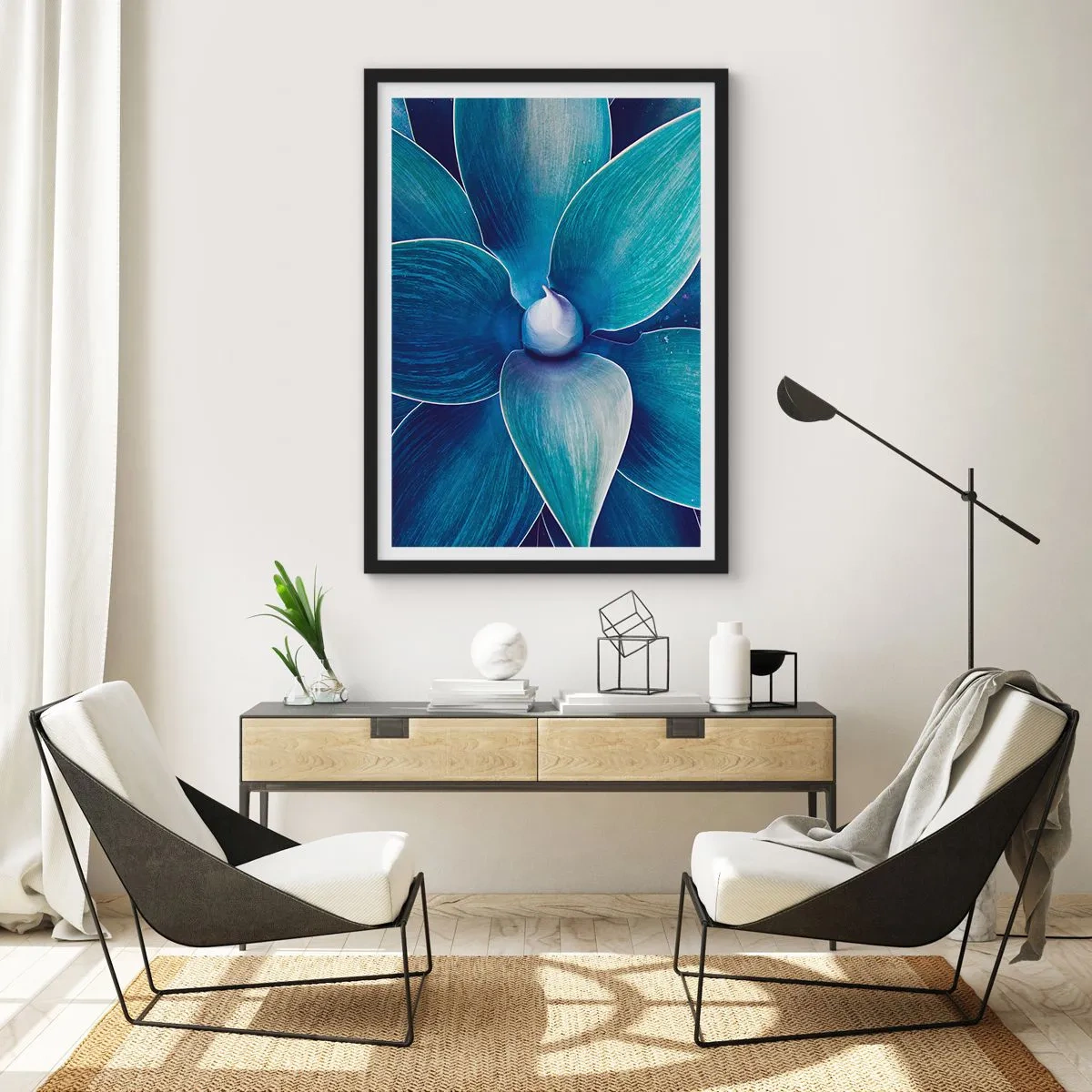 Plagát v čiernom ráme - Detail veľkého kvetu v odtieňoch modrej - 50x70cm - Modrastý od neba - Moderná nástenná dekorácia do obývacej izby a spálne ARTTOR