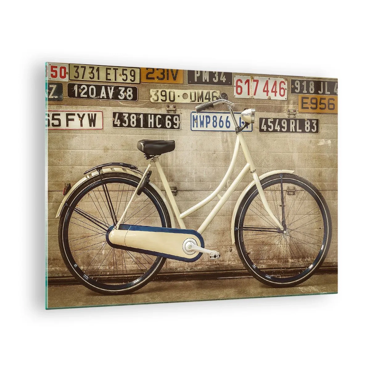 Obraz na skle - Starý bicykel pri stene s poznávacími značkami - 70x50cm - Žiadne komplexy - Moderná nástenná dekorácia do obývacej izby a spálne ARTTOR