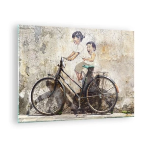 Obraz na skle - Nástenná maľba s bicyklom a postavami detí na pozadí steny. - 70x50cm - Pravda alebo klam? - Moderná nástenná dekorácia do obývacej izby a spálne ARTTOR