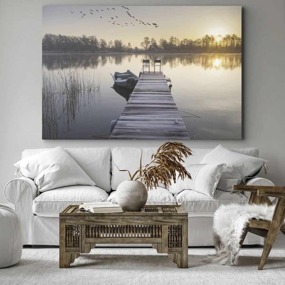 Obraz na plátne - Ranné mólo pri jazere s loďkou a stoličkami - 70x50cm - Časom sa vrátim - Moderná nástenná dekorácia do obývacej izby a spálne ARTTOR
