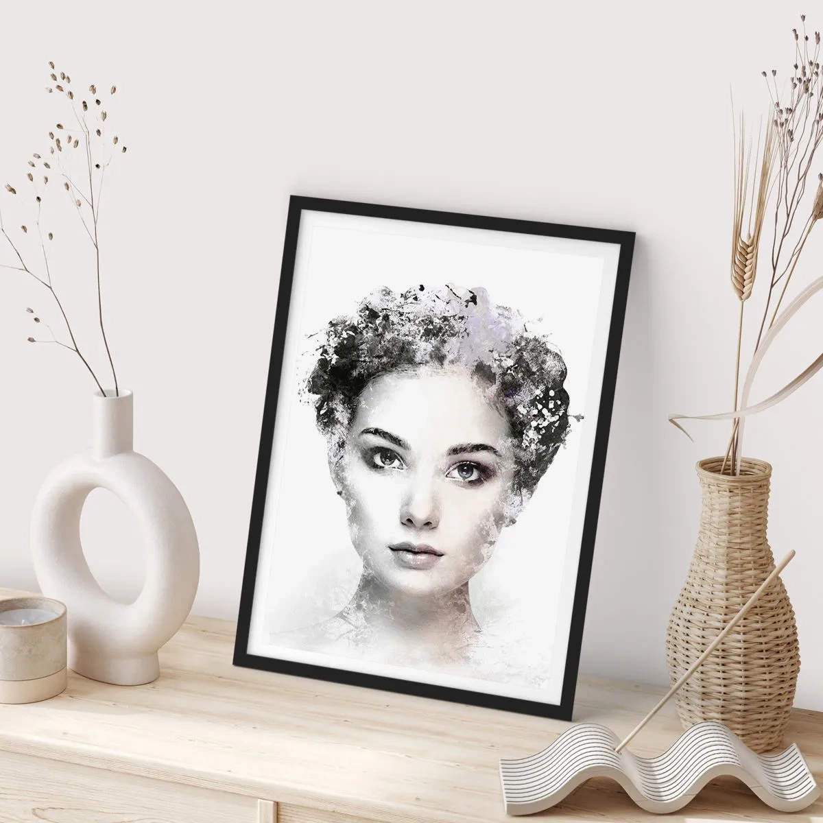 Plagát v čiernom ráme - Umelecký portrét ženy s abstraktnými prvkami - 50x70cm - Veľmi štýlový portrét - Moderná nástenná dekorácia do obývacej izby a spálne ARTTOR