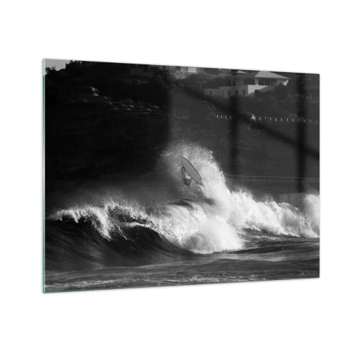 Obraz na skle - Surfer jazdiaci na vlne zachytený na čiernobielej fotografii - 70x50cm - Výzva prijatá! - Moderná nástenná dekorácia do obývacej izby a spálne ARTTOR
