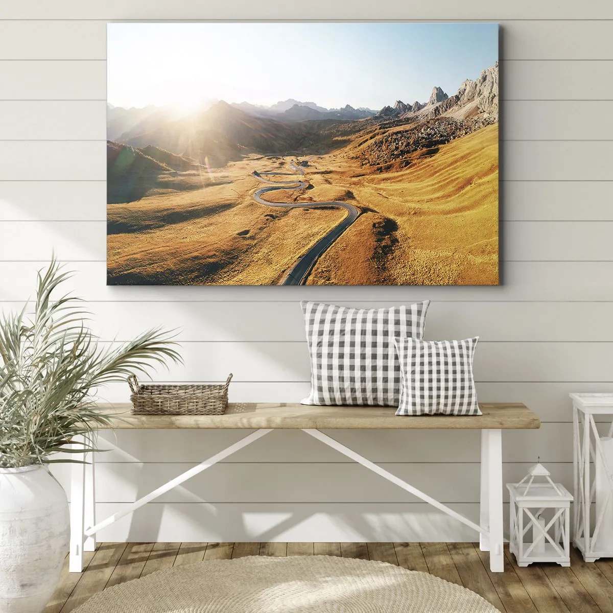 Obraz na plátne - Kľukatá cesta v horách osvetlená zapadajúcim slnkom - 70x50cm - V zlatom údolí - Moderná nástenná dekorácia do obývacej izby a spálne ARTTOR