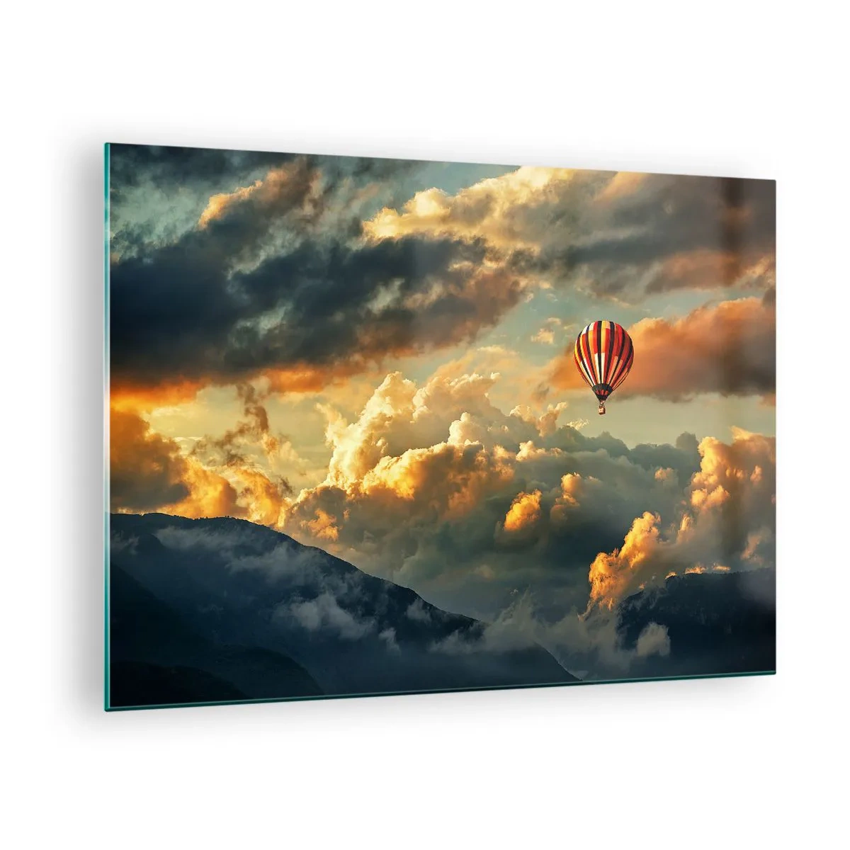 Obraz na skle - Balón vznášajúci sa nad horami medzi oblakmi pri západe slnka - 70x50cm - Letím, lebo chcem - Moderná nástenná dekorácia do obývacej izby a spálne ARTTOR
